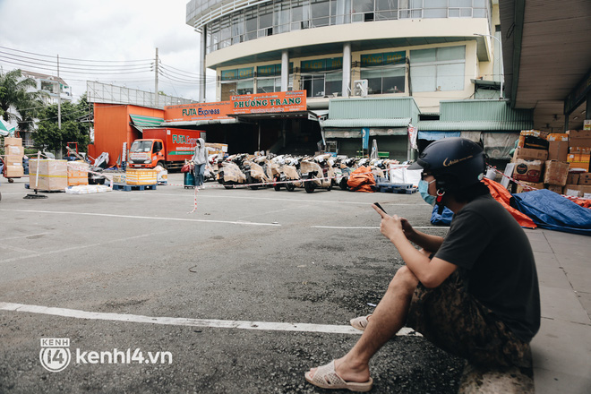 Ngày đầu bến xe lớn nhất trung tâm Sài Gòn mở lại, tài xế chờ từ sáng đến trưa vẫn không có khách đi - 11