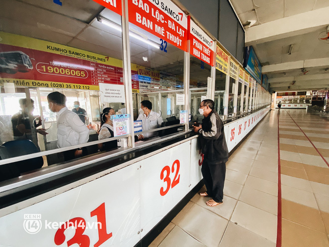 Ngày đầu bến xe lớn nhất trung tâm Sài Gòn mở lại, tài xế chờ từ sáng đến trưa vẫn không có khách đi - 14