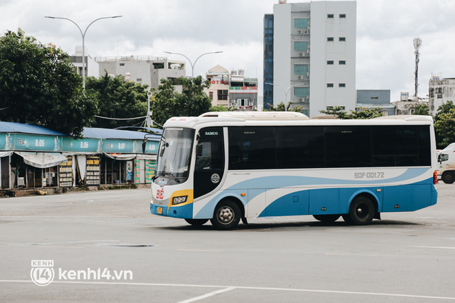 Ngày đầu bến xe lớn nhất trung tâm Sài Gòn mở lại, tài xế chờ từ sáng đến trưa vẫn không có khách đi - 6