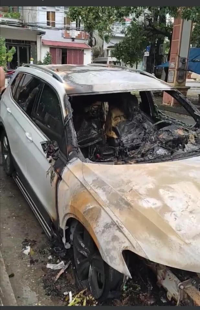 2 ô tô bốc cháy ngùn ngụt trong bãi đỗ xe, nghi chồng ngoại tình bị vợ đốt xe dằn mặt - 2