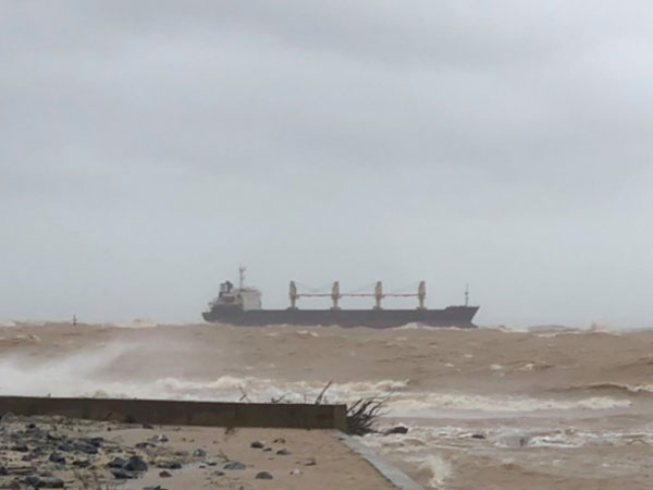 Miền Trung ngập lụt nghiêm trọng, tàu hàng có 8 người Trung Quốc mắc cạn, 3 người mất tích chưa tìm thấy