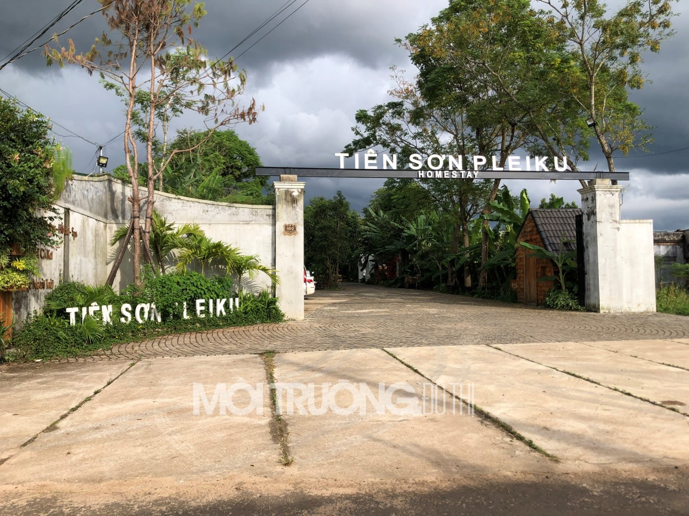 Cơ quan chức năng buộc Homestay Tiên Sơn phải tháo dỡ 11 công trình vi phạm trên đất, nhưng đến nay đã gần 8 tháng trôi qua, phía Homestay Tiên Sơn vẫn chưa thực hiện tháo dỡ. 3