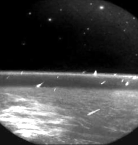 Mưa sao băng Leonids nhìn từ vũ trụ năm 1997. Ảnh: NASA