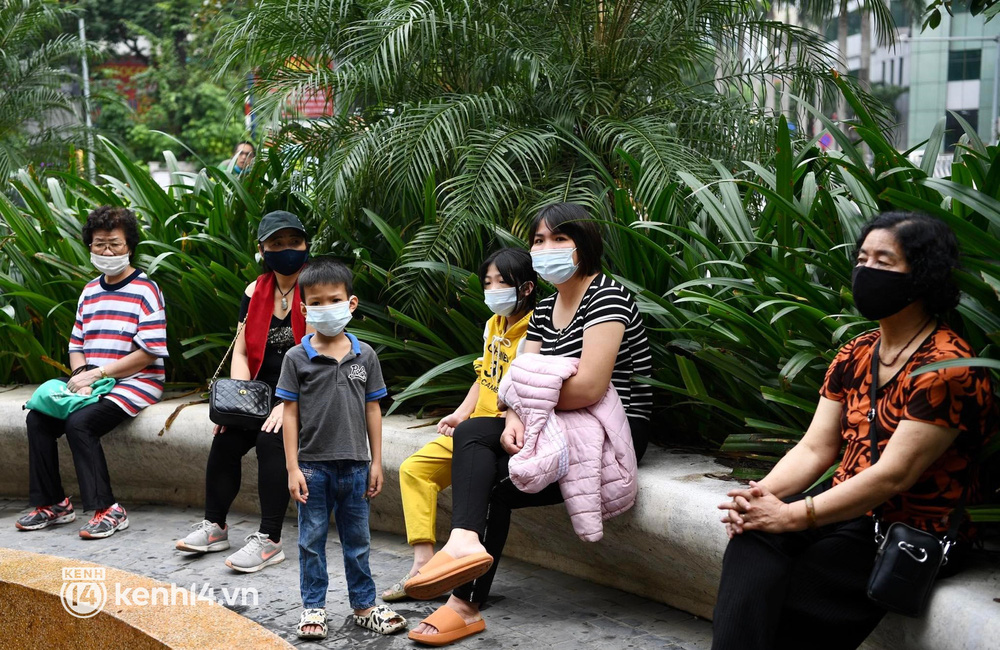 Ảnh: Người dân Hà Nội xếp hàng từ sớm, háo hức trải nghiệm chuyến tàu Cát Linh - Hà Đông đầu tiên sau 10 năm chờ đợi - 6