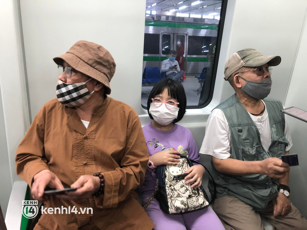 Ảnh: Người dân Hà Nội xếp hàng từ sớm, háo hức trải nghiệm chuyến tàu Cát Linh - Hà Đông đầu tiên sau 10 năm chờ đợi - 11