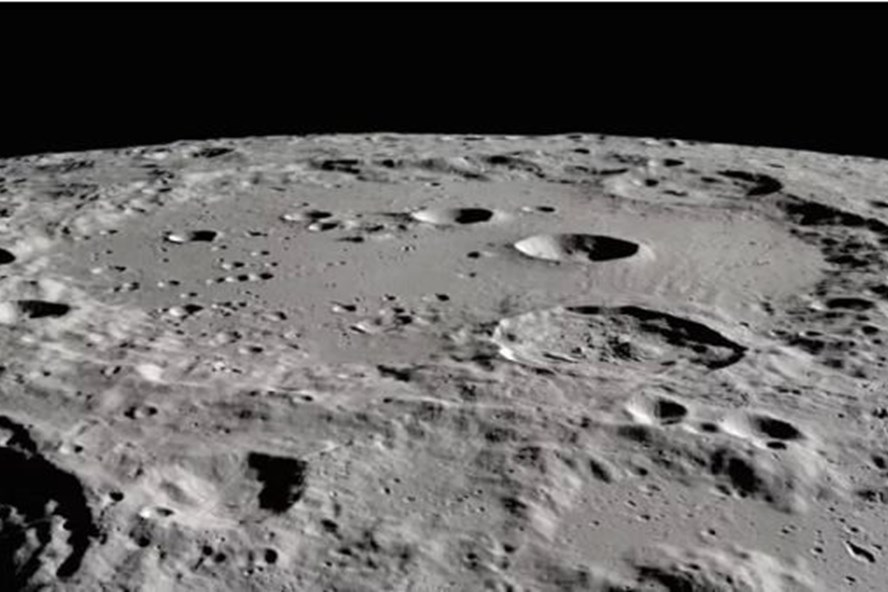 Bề mặt Mặt trăng chứa lượng ôxy đủ để toàn bộ 8 tỉ người Trái đất sống trong 100.000 năm. Ảnh: NASA