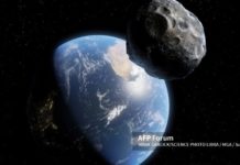 Minh họa tiểu hành tinh bay gần Trái đất. Ảnh: AFP