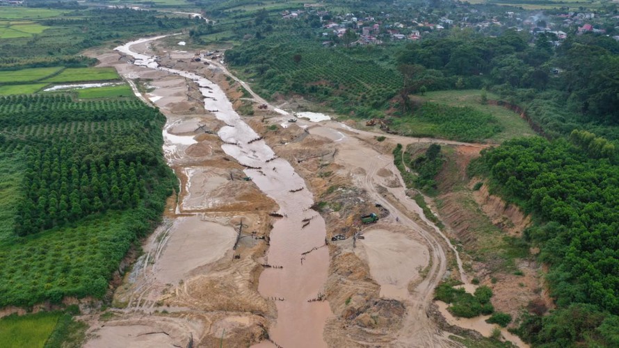 Sông Ayun bị "chặt khúc" để khai thác cát tận thu. Ảnh: N.G 1