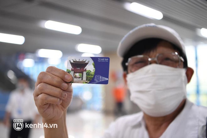 Ảnh: Người dân Hà Nội xếp hàng từ sớm, háo hức trải nghiệm chuyến tàu Cát Linh - Hà Đông đầu tiên sau 10 năm chờ đợi - 8