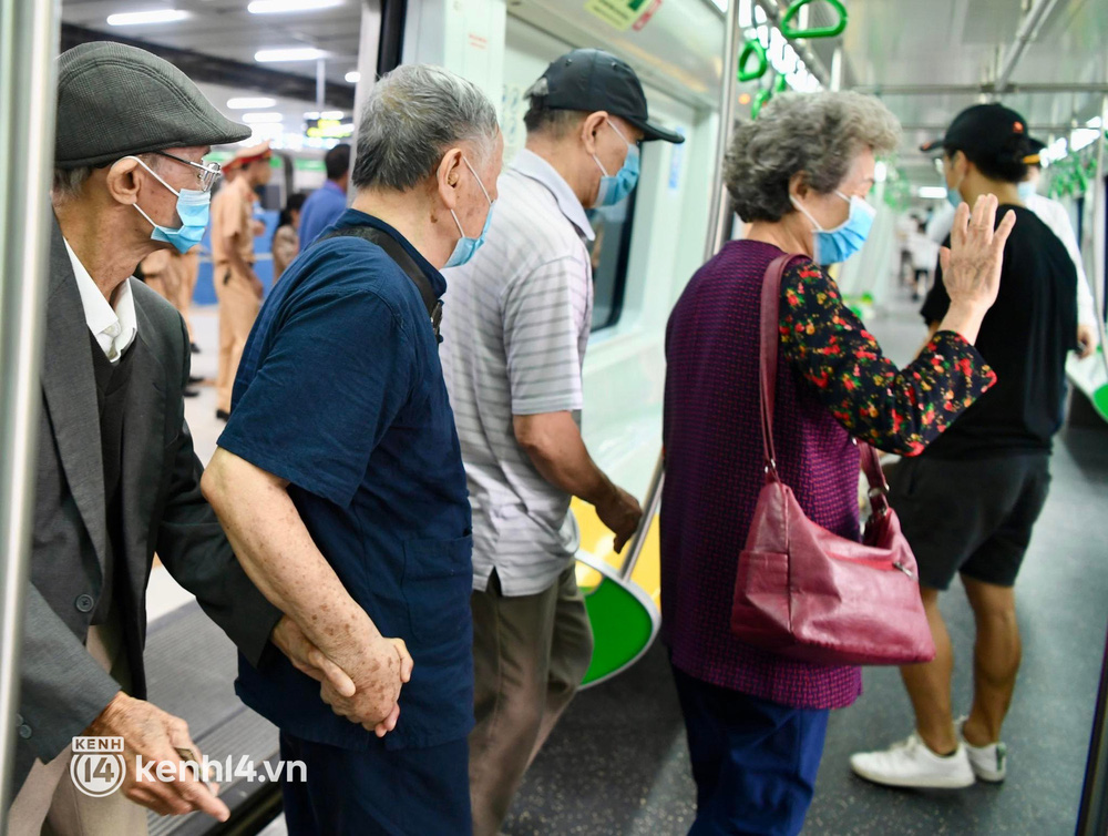 Ảnh: Người dân Hà Nội xếp hàng từ sớm, háo hức trải nghiệm chuyến tàu Cát Linh - Hà Đông đầu tiên sau 10 năm chờ đợi - 12