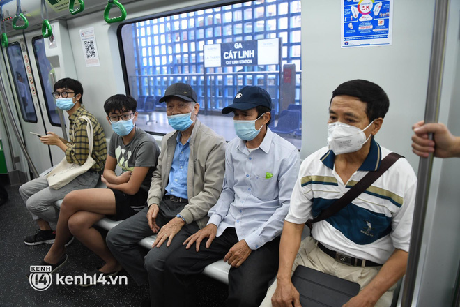 Ảnh: Người dân Hà Nội xếp hàng từ sớm, háo hức trải nghiệm chuyến tàu Cát Linh - Hà Đông đầu tiên sau 10 năm chờ đợi - 15