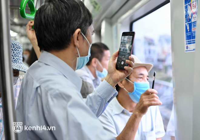 Ảnh: Người dân Hà Nội xếp hàng từ sớm, háo hức trải nghiệm chuyến tàu Cát Linh - Hà Đông đầu tiên sau 10 năm chờ đợi - 13
