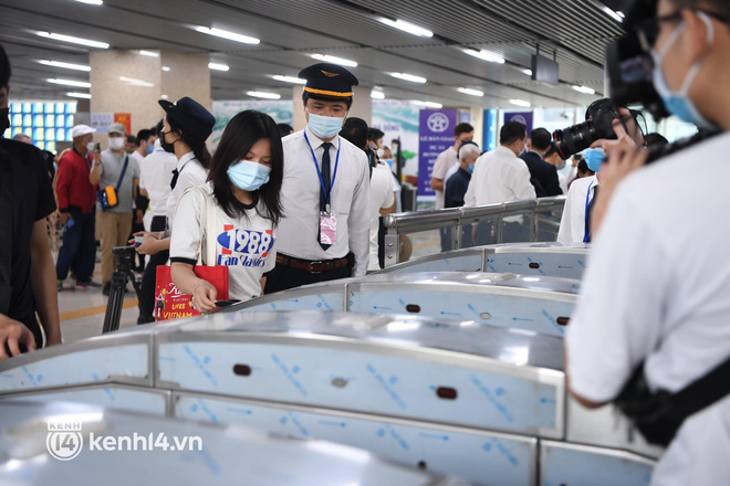 Ảnh: Người dân Hà Nội xếp hàng từ sớm, háo hức trải nghiệm chuyến tàu Cát Linh - Hà Đông đầu tiên sau 10 năm chờ đợi - 10