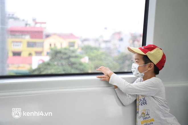 Ảnh: Người dân Hà Nội xếp hàng từ sớm, háo hức trải nghiệm chuyến tàu Cát Linh - Hà Đông đầu tiên sau 10 năm chờ đợi - 16