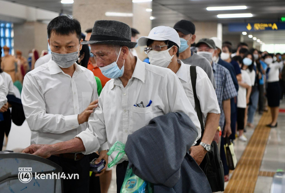 Ảnh: Người dân Hà Nội xếp hàng từ sớm, háo hức trải nghiệm chuyến tàu Cát Linh - Hà Đông đầu tiên sau 10 năm chờ đợi - 7