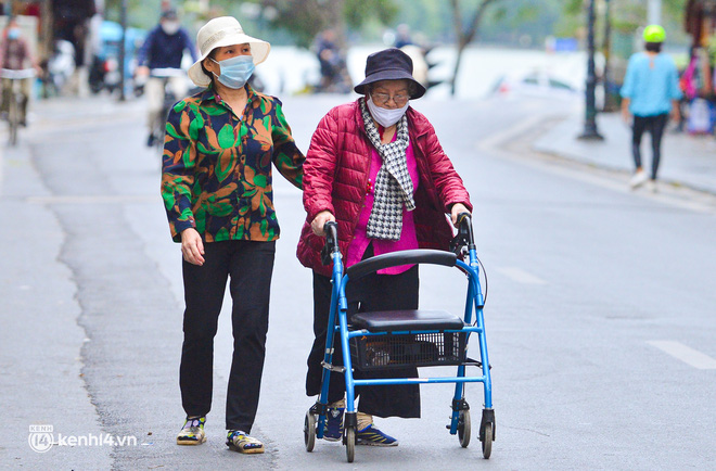 Ảnh: Hà Nội đón không khí lạnh mạnh nhất từ đầu mùa, người dân co ro trong sáng thứ Hai đầu tuần - 8