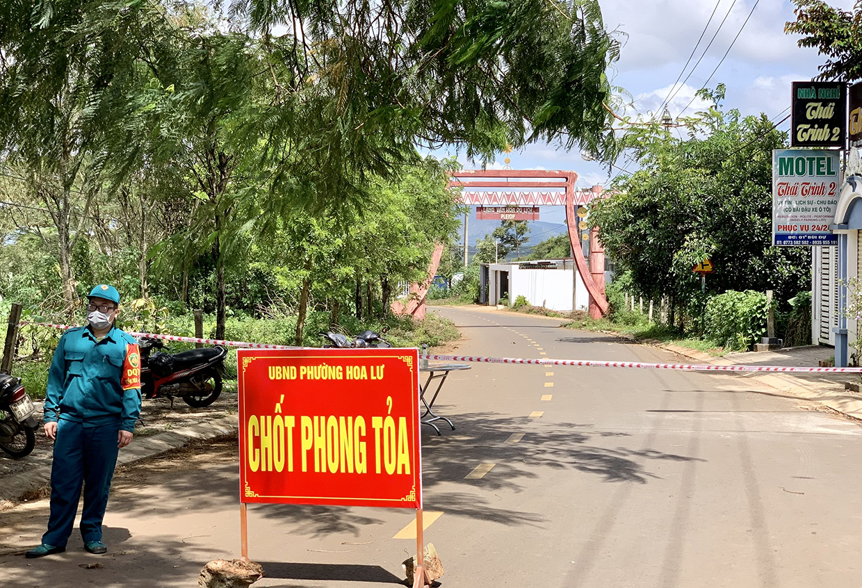 Lực lượng chức năng tiến hành phong tỏa tạm thời làng Ốp, phường Hoa Lư, TP. Pleiku để phòng-chống dịch. Ảnh: Như Nguyện