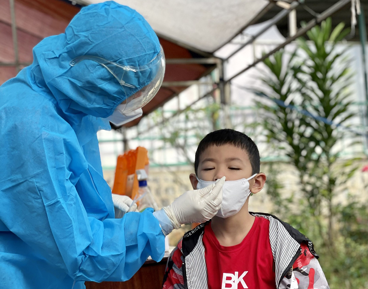 Nhân viên y tế lấy mẫu xét nghiệm cho người dân trên địa bàn thành phố. Ảnh: Như Nguyện
