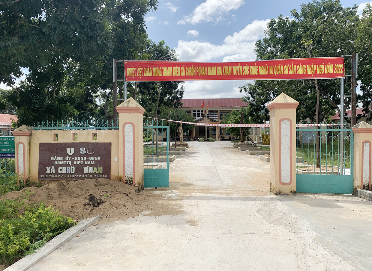  1 Khoanh vùng tạm thời toàn bộ xã Chrôh Pơnan, phong tỏa nghiêm ngặt trụ sở UBND xã từ 10 giờ ngày 7-11. Ảnh: Vũ Chi