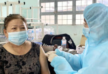 Người dân tiêm vắc xin phòng Covid-19 tại Trường Tiểu học Võ Thị Sáu (phường Hội Thương, TP. Pleiku) ngày 14-10. Ảnh: Như Nguyện