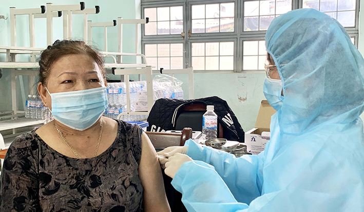 Người dân tiêm vắc xin phòng Covid-19 tại Trường Tiểu học Võ Thị Sáu (phường Hội Thương, TP. Pleiku) ngày 14-10. Ảnh: Như Nguyện