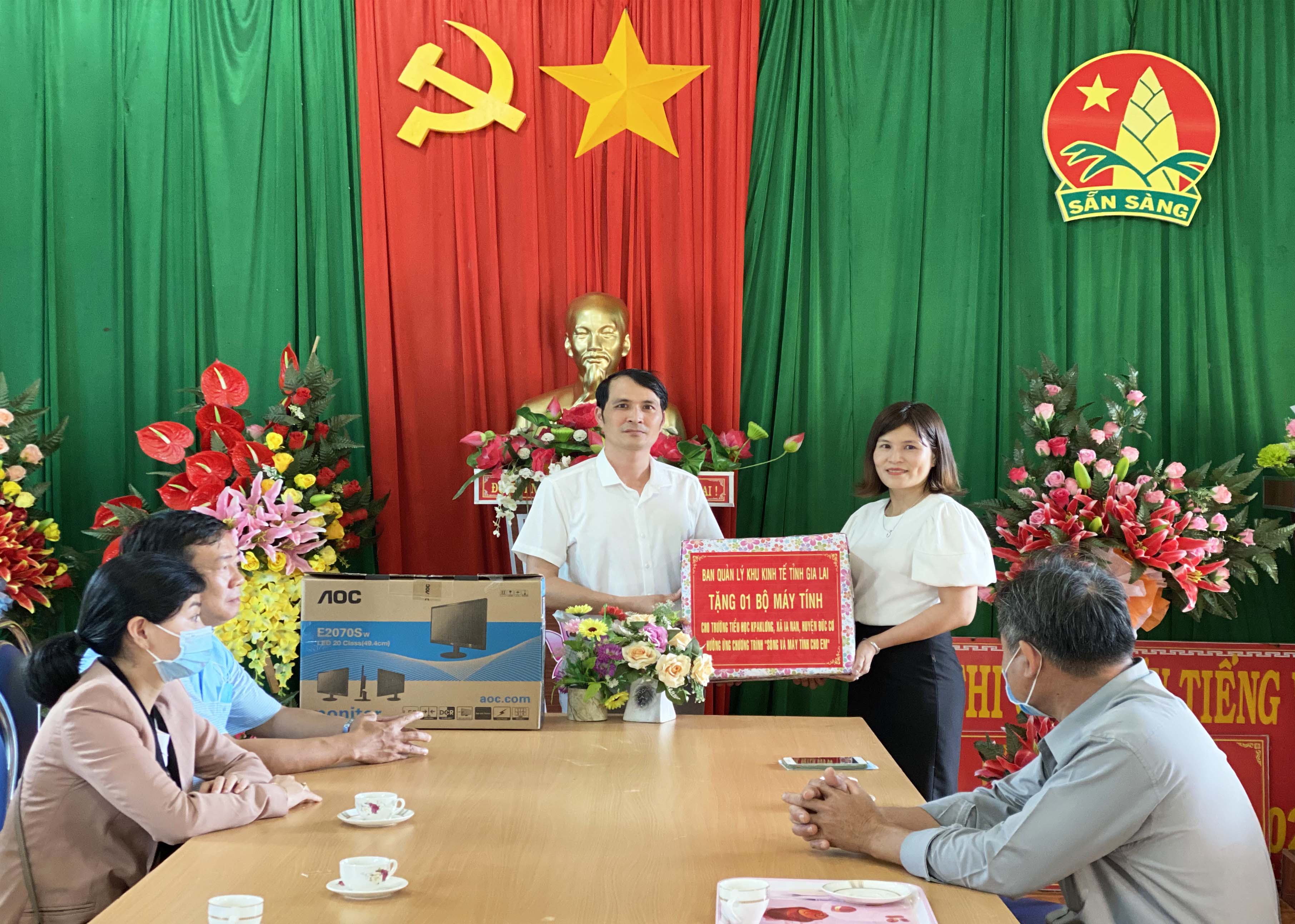 Ban Quản lý Khu Kinh tế tỉnh tặng máy vi tính để bàn cho Trường Tiểu học Kpă Klơng (làng Nú, xã Ia Nan). Ảnh: Hà Duy