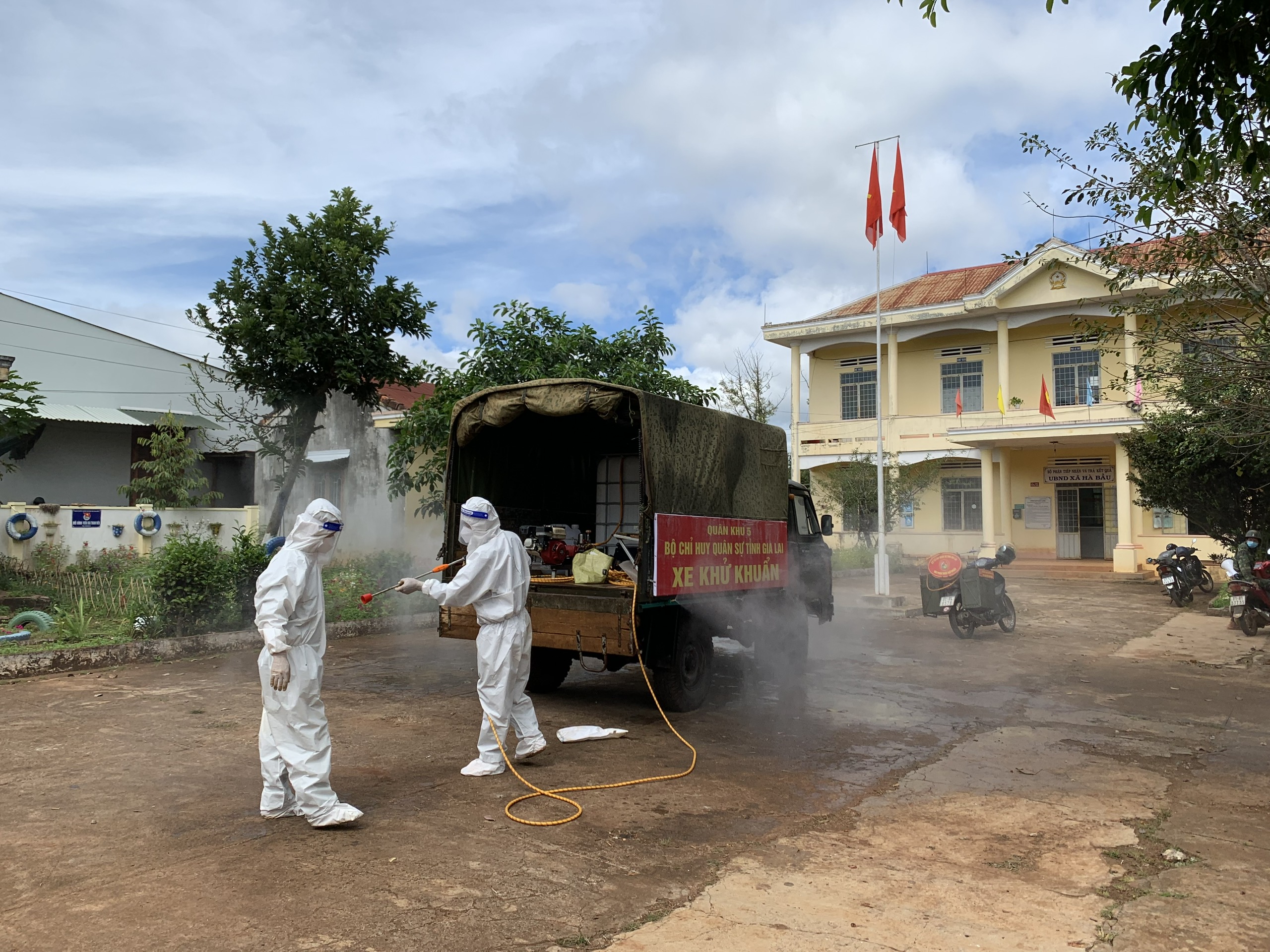 Lực lượng quân đội triển khai phun khử khuẩn tại HĐND-UBND xã Hà Bầu, huyện Đak Đoa. Ảnh: Như Nguyện