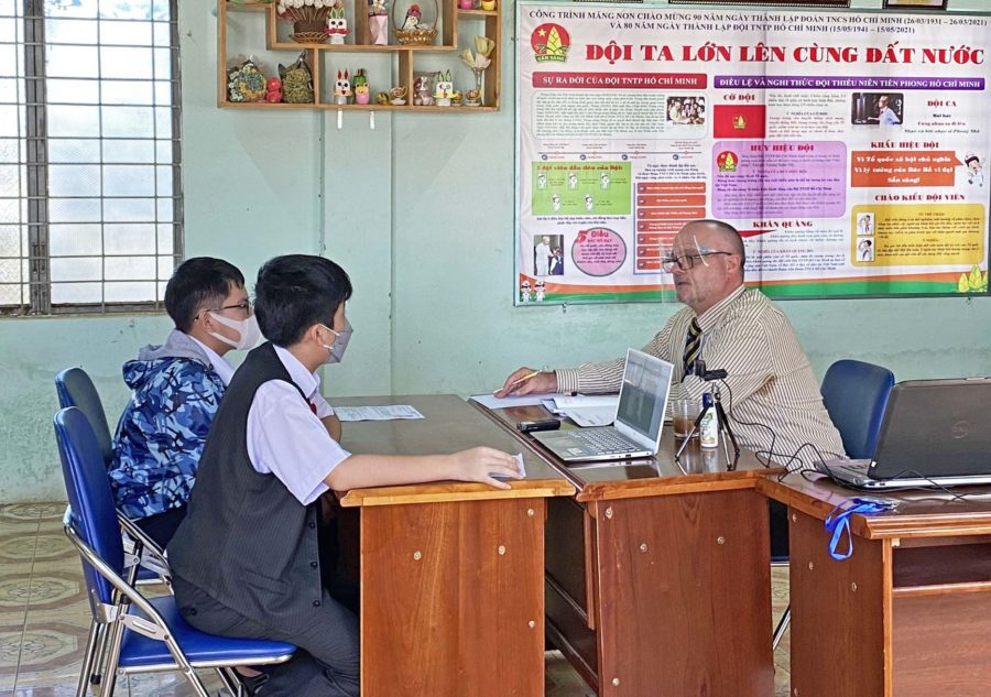 Thí sinh tham gia thi vòng bán kết cuộc thi tài năng tiếng Anh tỉnh Gia Lai năm học 2021-2022. Ảnh: Thiên Di