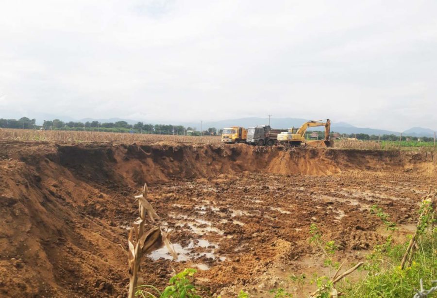 Chưa xin phép UBND tỉnh, Công ty Xuân Hương đã khai thác trái phép hàng trăm mét khối đất tại xã Ia Tul, huyện Ia Pa. Ảnh: Minh Nguyễn