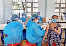 Nhân viên y tế tiêm vắc xin phòng Covid-19 cho người dân trên địa bàn phường Yên Đổ, TP. Pleiku. Ảnh: Như Nguyện