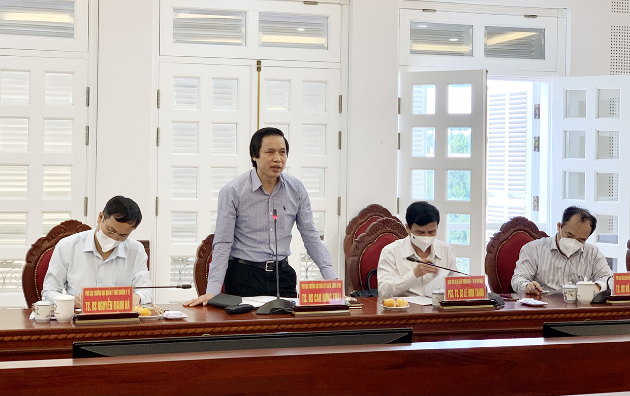 Phó Cục trưởng Cục Quản lý Khám, chữa bệnh Cao Hưng Thái phát biểu tại buổi làm việc. Ảnh: Như Nguyện