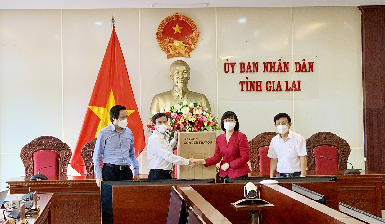 Dịp này, Bệnh viện Thống Nhất-TP. Hồ Chí Minh trao tặng tỉnh Gia Lai một số máy móc, trang thiết bị phòng-chống dịch. Ảnh: Như Nguyện