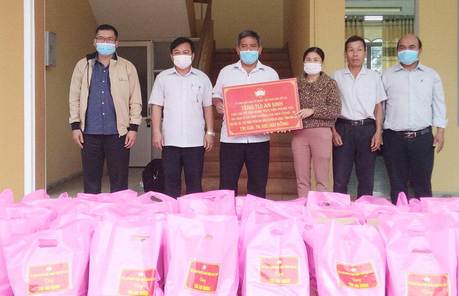  Chủ tịch Ủy ban MTTQ Việt Nam tỉnh Hồ Văn Điềm trao tặng túi an sinh cho các hộ dân tại xã Ia Yok Ảnh: Lê Đại