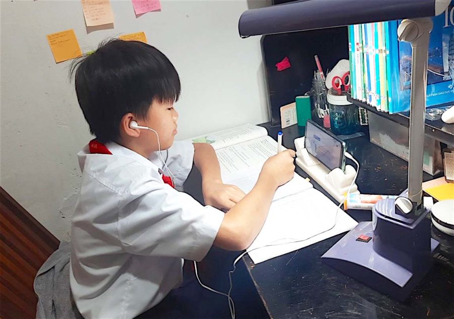 Nhờ Chương trình “Sóng và máy tính cho em”, các con của chị Bùi Thị Thanh Tâm (tổ 1, phường Đống Đa) đã có phương tiện học trực tuyến. Ảnh: Hồng Thi