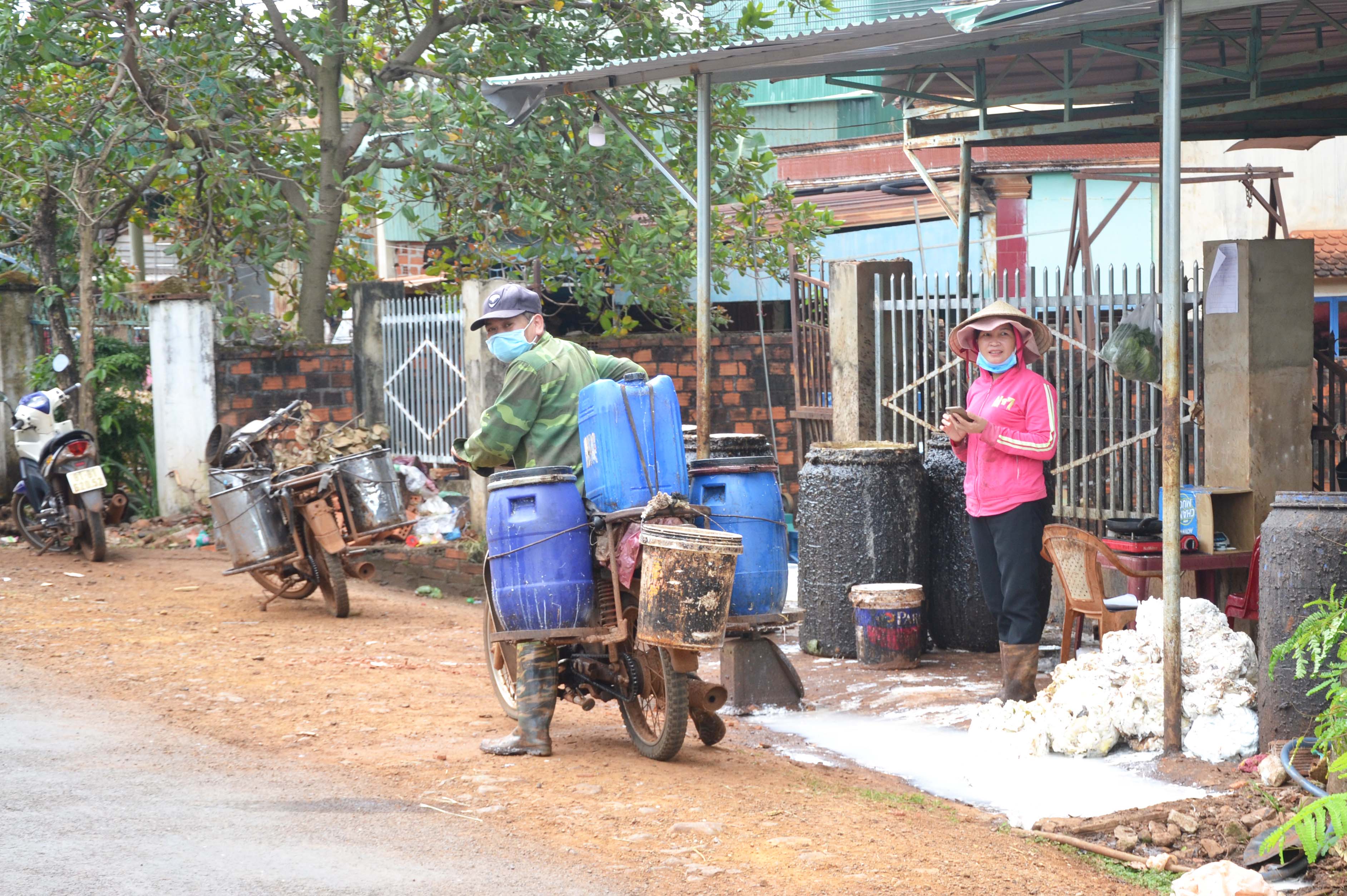 Mua bán mủ cao su tại nhà ông Nguyễn Văn May (làng Bang, xã Ia Chía). Ảnh: Hoàng Cư