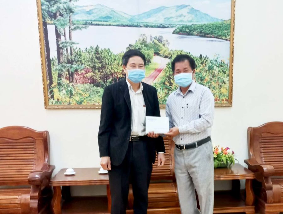 Đại diện lãnh đạo Ủy ban MTTQ Việt Nam TP. Pleiku (bìa trái) trao hỗ trợ kinh phí cho Trung tâm Y tế TP. Pleiku. Ảnh: Kỳ Anh