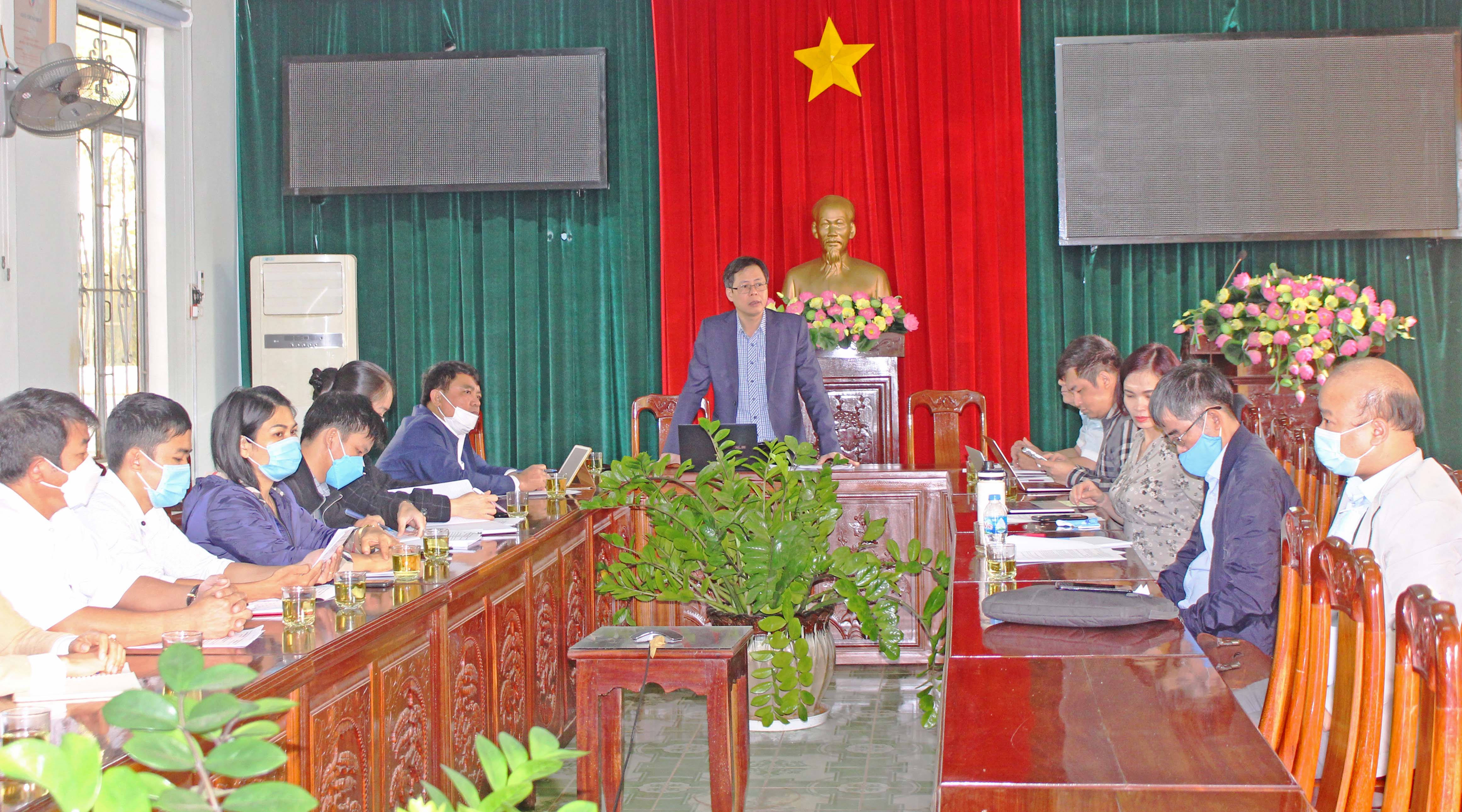 Đoàn nghiên cứu Học viện Chính trị Quốc gia Hồ Chí Minh làm việc với UBND huyện Chư Păh để đánh giá hiệu quả thực hiện dịch vụ công trực tuyến. Ảnh: Phan Lài