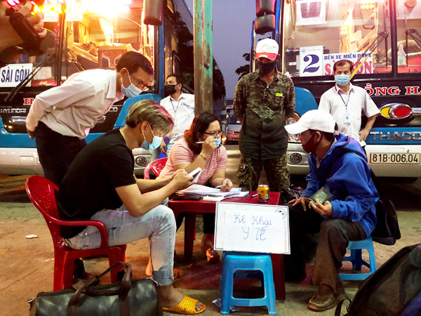 Hành khách thực hiện khai báo y tế tại Bến xe Đức Long Gia Lai. Ảnh: Lê Hòa