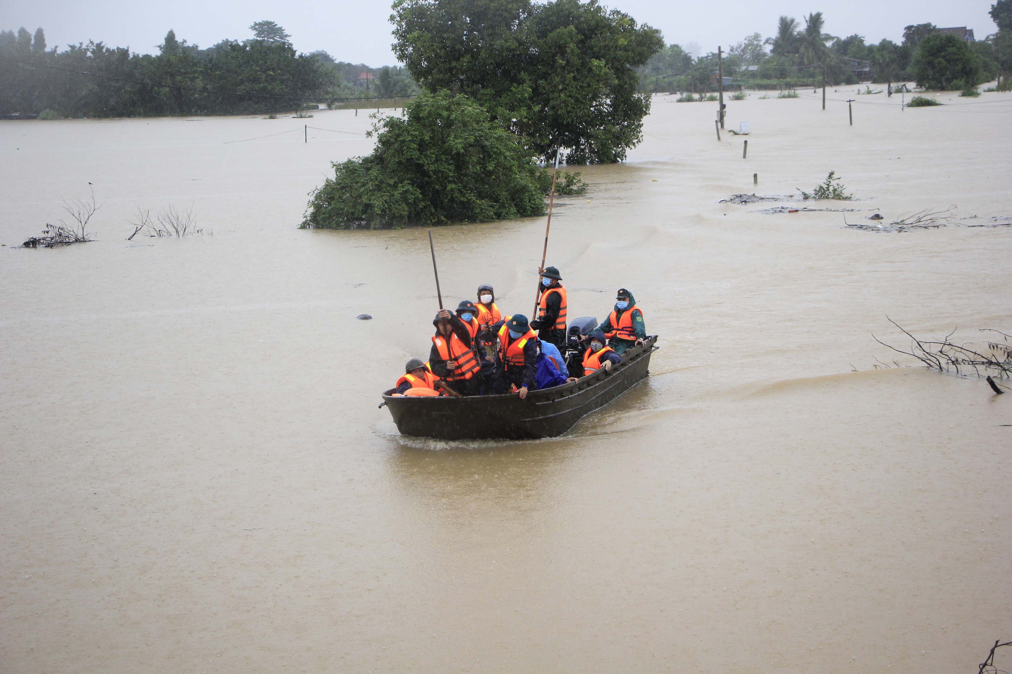 Lực lượng chức năng đưa ca nô cứu hộ giải cứu 14 người dân ở thị xã Ayun Pa. Ảnh: Lê Văn Ngọc
