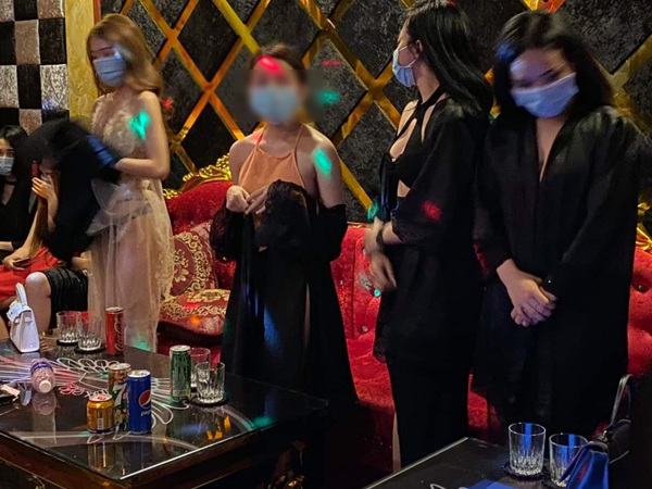 8 nhân viên quán karaoke ở Hà Nội nghi mắc COVID-19