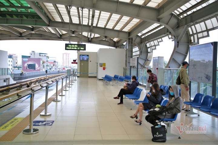 Nhiều người bỏ xe cá nhân, mua vé tháng đi tàu điện Cát Linh - Hà Đông - 2