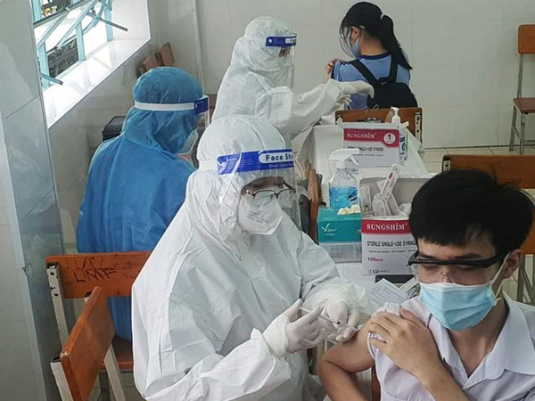 2 học sinh ở Bắc Giang bị sốc phản vệ nặng sau tiêm vắc xin Covid-19