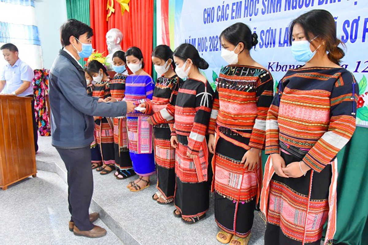 Gia Lai: Tặng thẻ BHYT cho học sinh người đồng bào dân tộc thiểu số - Ảnh 2. Gia Lai: Tặng thẻ BHYT cho học sinh người đồng bào dân tộc thiểu số - Ảnh 2.