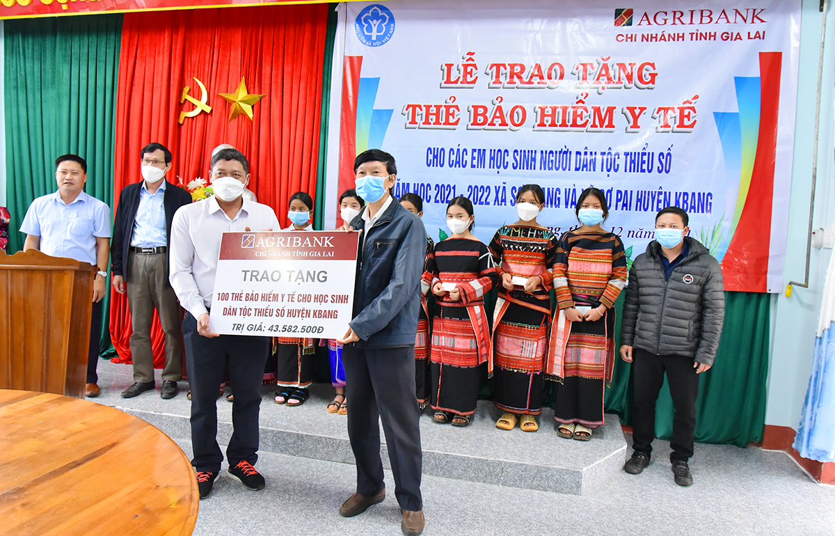 Gia Lai: Tặng thẻ BHYT cho học sinh người đồng bào dân tộc thiểu số - Ảnh 1. Gia Lai: Tặng thẻ BHYT cho học sinh người đồng bào dân tộc thiểu số - Ảnh 1.