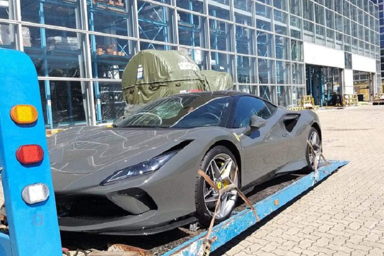 'Đập thùng' Ferrari F8 Tributo màu độc, hơn 27 tỷ về Việt Nam - 1