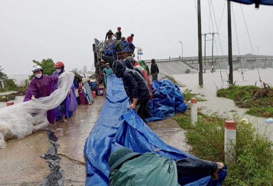 Lực lượng chức năng huyện Krông Pa giúp người dân xã Phú Cần thu dọn tài sản sau lũ. Ảnh: Lê Nam