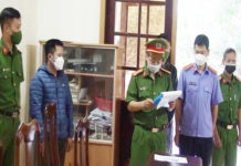  Cơ quan Cảnh sát điều tra Công an huyện Kông Chro (tỉnh Gia Lai) đọc quyết định thực hiện lệnh bắt bị can để tạm giam 3 tháng đối với Trần Văn Quy. Ảnh: Minh Sơn