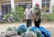 Cơ sở rèm màn Phương Dung ủng hộ hơn 4 tạ rau, củ, quả hỗ trợ người dân khu vực phong tỏa tại thị trấn Phú Thiện. Ảnh: Vũ Chi