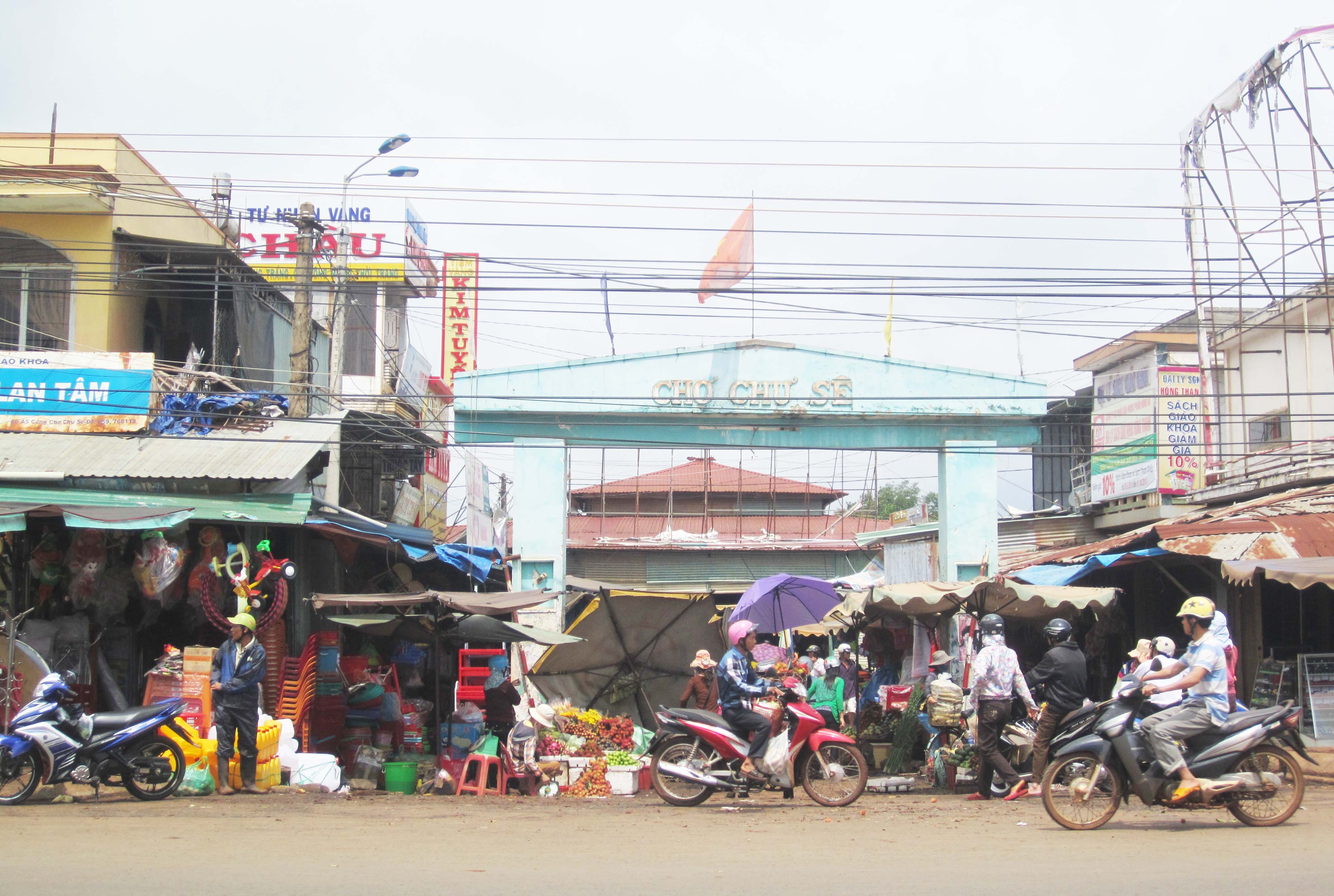 Toàn cảnh chợ trung tâm Chư Sê. Ảnh Thanh Bình