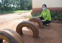 Lốp xe ô tô cũ được tận dụng làm đồ chơi ngoài trời cho trẻ ở điểm trường làng Biă Tih (xã A Dơk, huyện Đak Đoa). Ảnh: Anh Huy